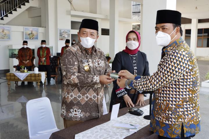 Gubernur Arinal, Menyerahkan Zakat Melalui Metode Pembayaran Digital kepada BAZNAS
